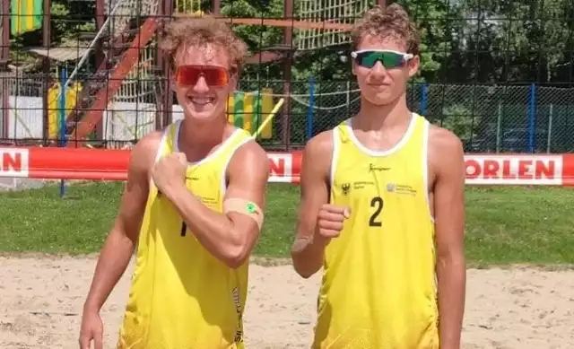Od lewej - Jakub Krzemiński i Marcel Wanat - mistrzowie Polski w kategorii juniora młodszego w siatkówce plażowej.