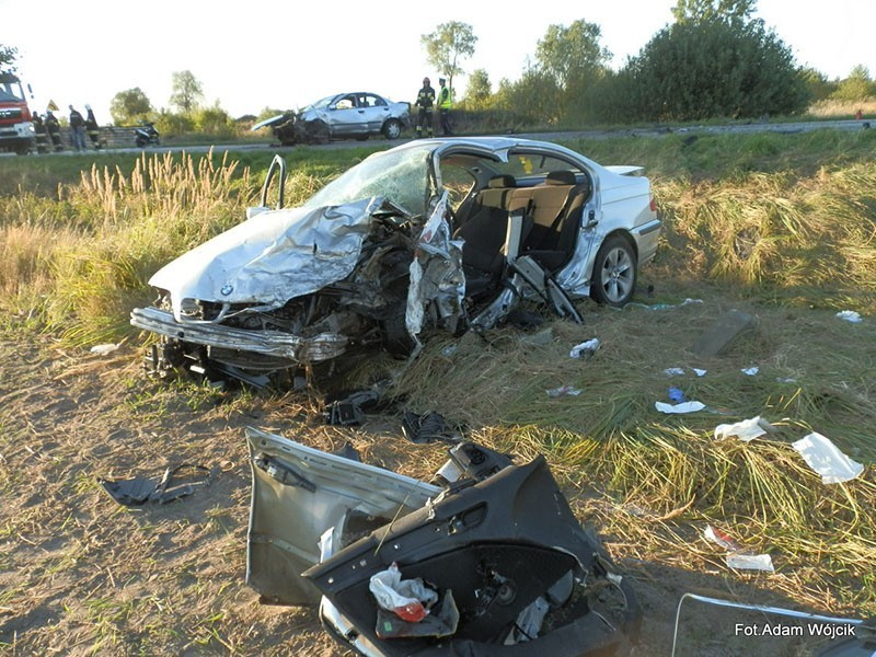 Wypadek koło Karlina. Czołowe zderzenie BMW i nissana [zdjęcia] 