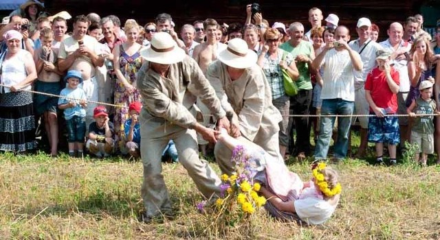 Oborywanie przepiórki to tradycyjny zwyczaj kończący żniwa