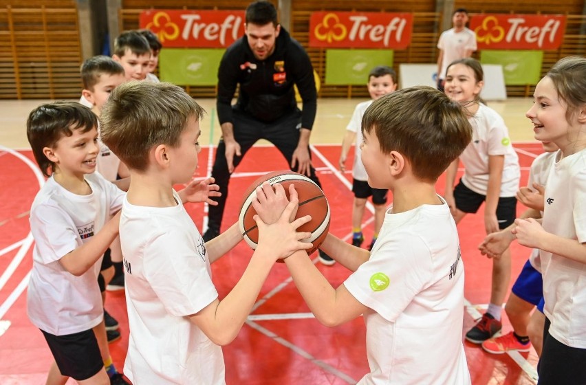 Zawodnicy Trefla Sopot wzięli udział w treningu z dziećmi w...