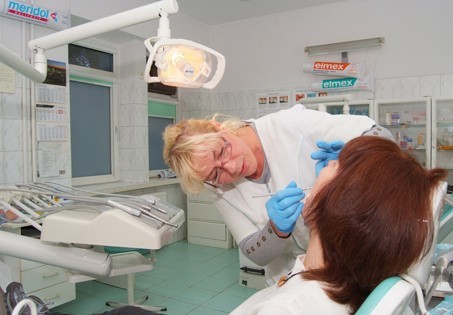 Podczas weekendu dyżurujący na pogotowiu lekarz stomatologii przyjmuje nawet  kilkudziesięciu pacjentów. 