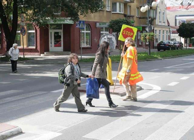 Przez ulicę Sienkiewicza dzieci przeprowadza Małgorzata Majchewska.