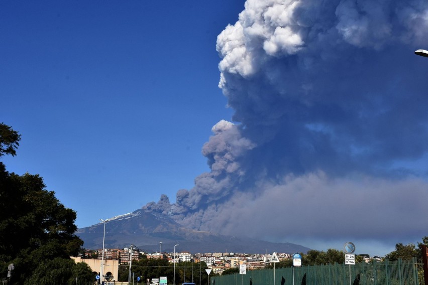 Włochy: Wulkan Etna budzi się ze snu [ZDJĘCIA, WIDEO] Niebezpieczna erupcja? Kłęby dymu i popiołu nad Sycylią, lotnisko w Katanii zamknięte