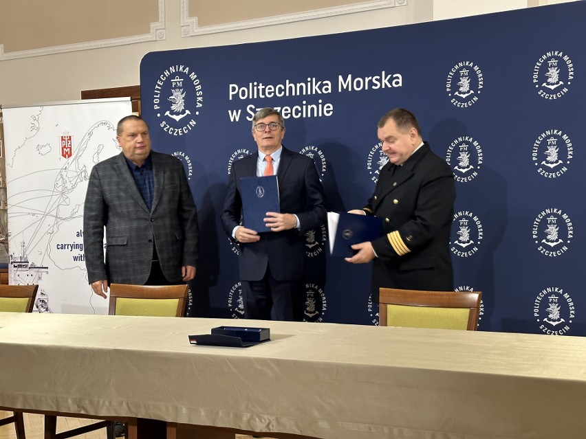 Podpisanie umowy. Od prawej Wojciech Ślączka, Andrzej...