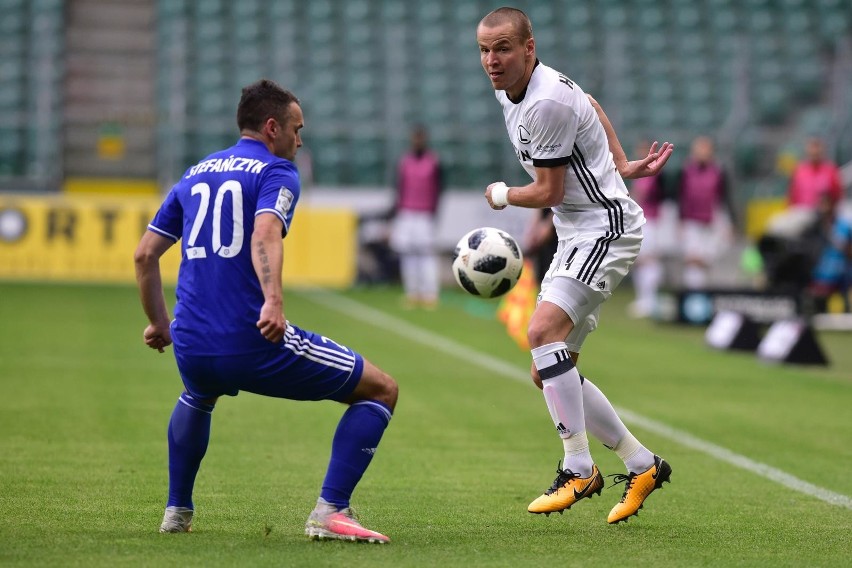 Dzięki m.in. golowi Cafu Legia Warszawa po 35. kolejce wciąż...