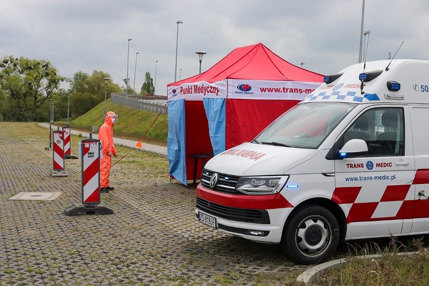 Koronawirus w Szczecinie. Testy na COVID-19 tylko w samochodzie. Płatne laboratorium przy Hangarowej 