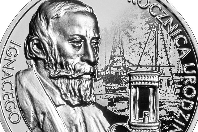 Na rewersie monety poświęconej Ignacemu Łukasiewiczowi znajduje się pięknie wycyzelowany wizerunek wynalazcy i wizjonera, a także domniemany prototyp lampy naftowej oraz widok na założoną przez Łukasiewicza kopalnię ropy naftowej w Bóbrce