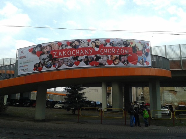 Walentynkowy baner na estakadzie w Chorzowie - "Zakochany Chorzów"