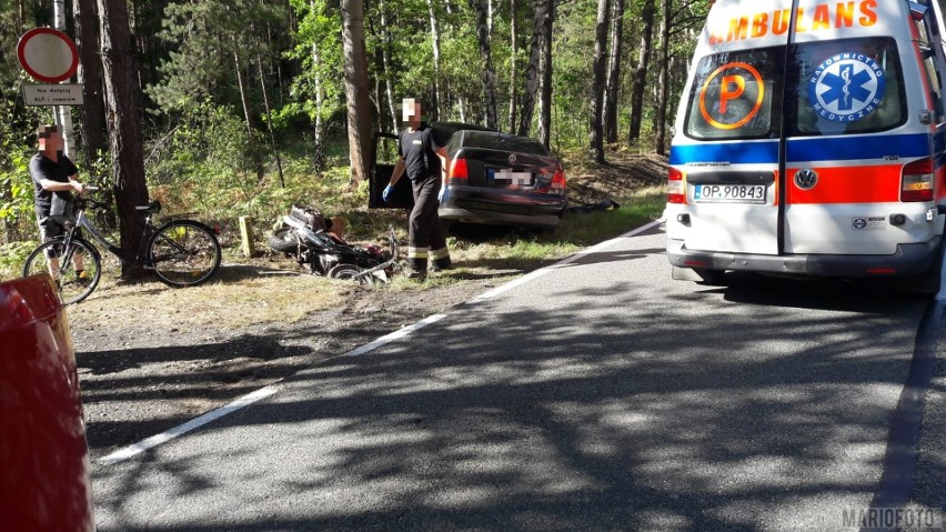 Motocykl i osobówka zderzyły się w Bierdzanach. Na miejscu lądował LPR. Nie żyje pasażerka motocykla, kierujący w szpitalu