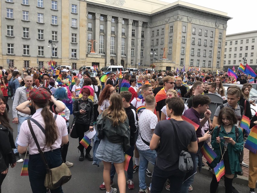 Kontrmanifestanci Marszu Równości w Katowicach modlą się pod hasłem "Rodzina siłą narodu"