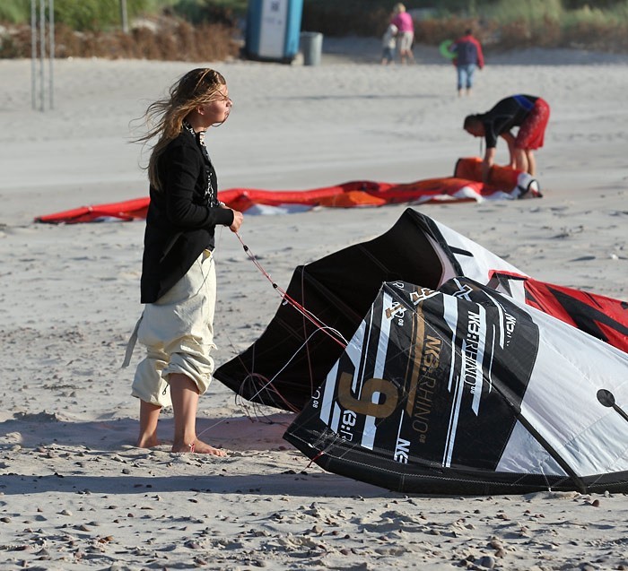 Kitesurfing na plazy zachodniej w Ustce. (Fot. Lukasz Capar)