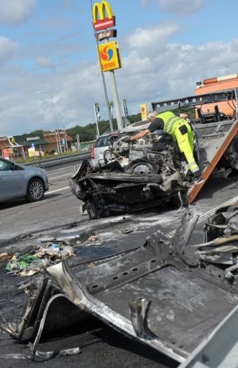 Płonący samochód gasili najpierw pracownicy pobliskiej...