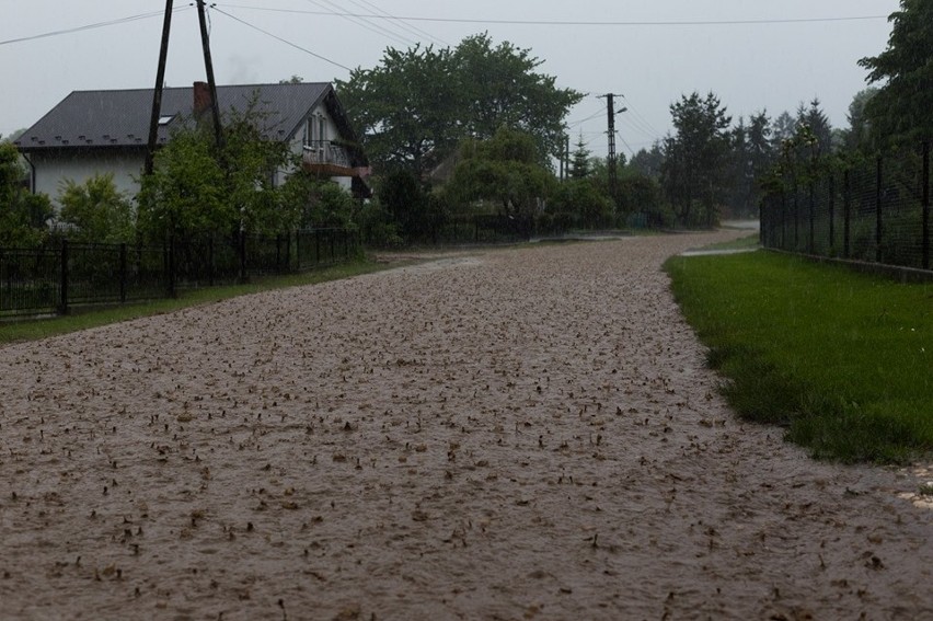 Dramatyczna sytuacja powodziowa w powiecie kazimierskim. Zalane drogi, podtopione domy. Wstrząsająca fotorelacja mieszkanki gminy Bejsce