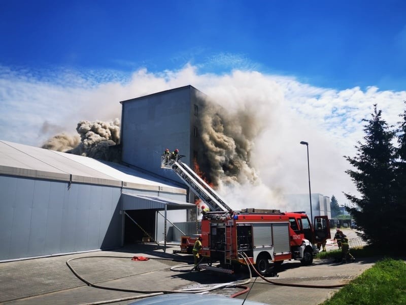 Trwa gaszenie pożaru w Koszalinie