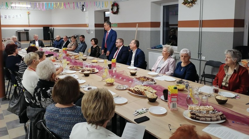 Zabawa andrzejkowa w Klubie Seniora w Kocinie. Nie zabrakło rozmów, śpiewów, tańców a także tradycyjnego lania wosku [ZDJĘCIA]