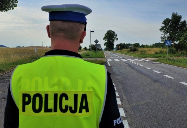 W Miłocicach (gm. Miastko) na drodze krajowej nr 20 policjanci drogówki mierząc prędkość zauważyli, że jeden z pojazdów nagle zatrzymuje się na poboczu, a następnie kierowca i  pasażerka zamieniają się miejscami.