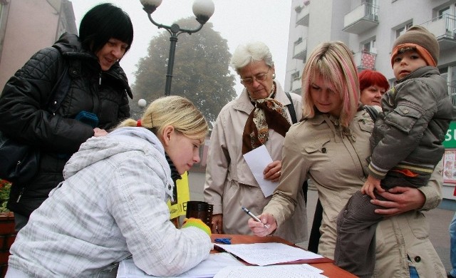 Do apelu proboszcza i młodzieży przyłączyła się m.in. Magdalena Piotrowska, która przyszła na deptak z trzyletnim synem Oliwierem. Petycję dała jej do podpisania Aneta Ostrowska (z lewej).