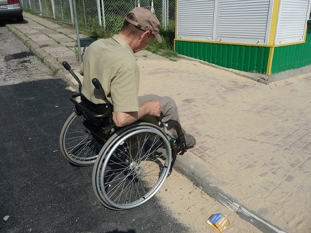 Jedynym punktem, gdzie osoby poruszające się na wózkach inwalidzkich mogą napotkać trudności, jest chodnik przy skrzyżowaniu ulicy Marszałka Piłsudskiego z ulicą Kościuszki.