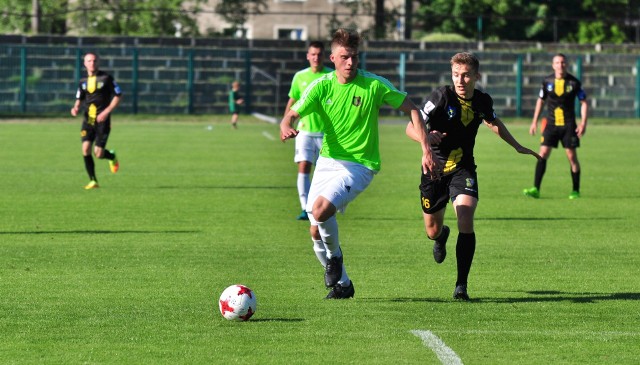 Mateusz Kolbusz (zielona koszulka) dokończy piłkarską jesień na wypożyczeniu w barwach Karpat Krosno.