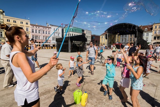 Koncert dla dzieci, konkursy z nagrodami, wspólne śpiewanie, bańki, cyrkowcy, „Beczka śmiechu” z teatrem ulicznym, a na deser show Piotra Bałtroczyka - te atrakcje wypełniły drugi dzień świętowania oficjalnego oddania do użytku Starego Rynku w Bydgoszczy. Na imprezy bydgoszczan zaprosił prezydent Rafał Bruski.Trwa największa inwestycja komunikacyjna w Bydoszczy. To rozbudowa ul. Kujawskiej. Co się zmieni? Zobacz: