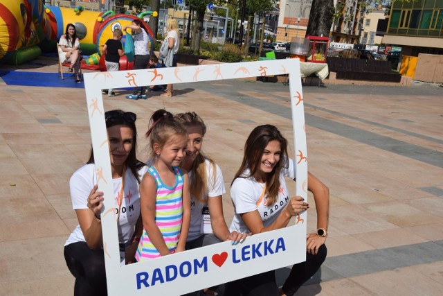 Uczestnicy sobotniego pikniku mieli możliwość zrobienia zdjęcia z radomskimi lekkoatletkami - Anetą Rydz, Natalią Wosztyl i Martyną Kotwiłą.