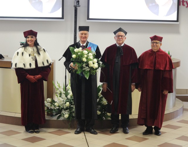 Profesor Michał Kleiber odebrał w Akademii WSB tytuł doktora honoris causaZobacz kolejne zdjęcia/plansze. Przesuwaj zdjęcia w prawo - naciśnij strzałkę lub przycisk NASTĘPNE