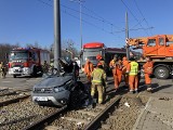 Wypadek tramwaju i samochodu w Gdańsku! Kierowca zakleszczony między słupem a tramwajem