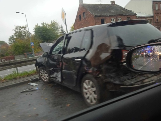 Wypadek w Radomiu, samochód osobowy uderzył w barierki na ulicy Mariackiej.