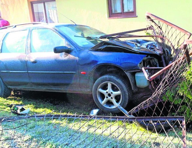 Kierowca forda mondeo stracił panowanie nad autem i wóz rozbił się o ogrodzenie jednej z posesji.