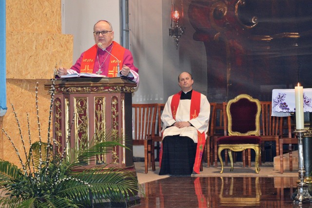 Biskup Andrzej Czaja przewodniczył w katedrze nabożeństwu "gorzkich żali".