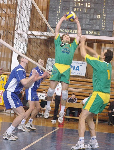 Jerzy Boguta wystawia piłkę Romanowi Bartuziemu. Po drugiej stronie siatki do bloku szykują się Marcin Oczkowski (nr 5) i Adrian Milczarek.