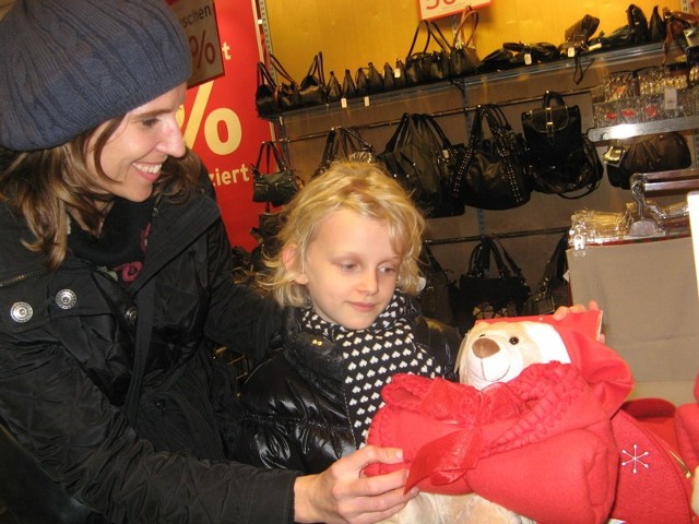- Ale ładny misiaczek - mówiła 7-letnia Julka, która razem z mamą Patrycją Kaliską przyszła na zakupy do sklepu Karstadt