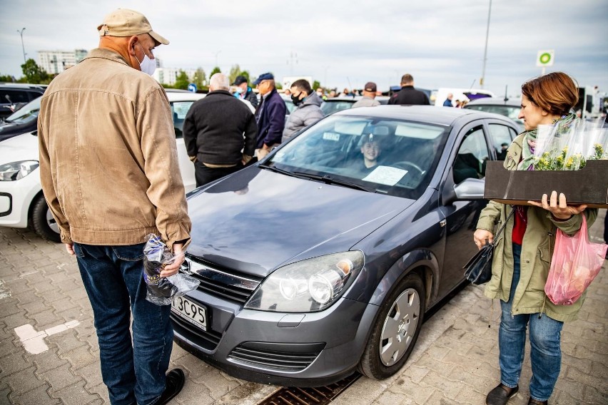 Białystok. Giełda samochodowa przy Andersa działa