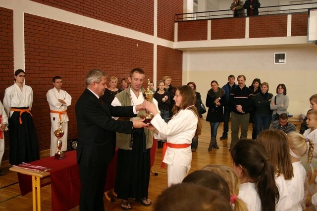 Nagrody i puchary wręczał Ireneusz Kumięga, burmistrz Skaryszewa.