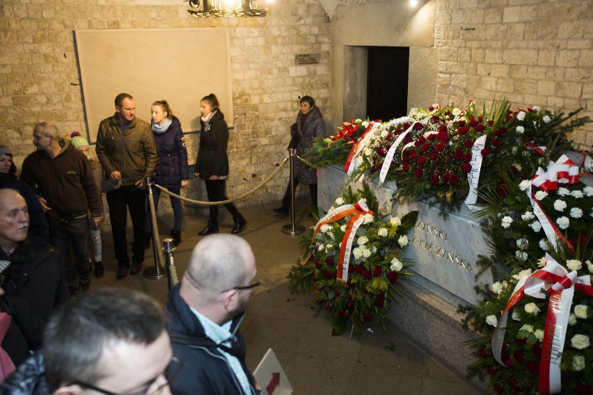 Krakowianie odwiedzają nowy grób Lecha i Marii Kaczyńskich [ZDJĘCIA]