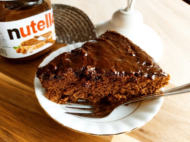 Pyszne, czekoladowe ciasto z Nutellą. Podpowiadamy, jak je wykonać krok po kroku. Kliknij w galerię i przesuwaj zdjęcia strzałkami lub gestem