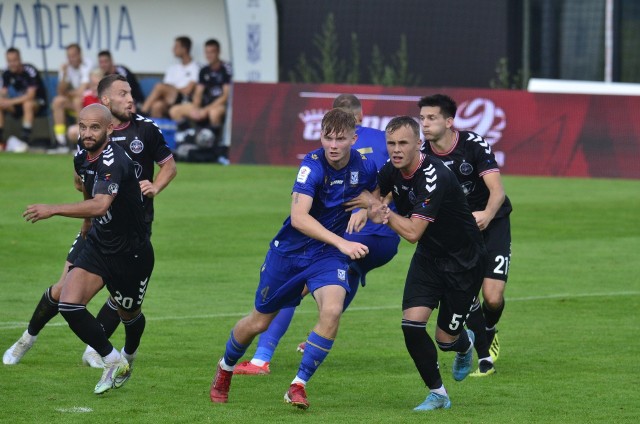 18-latek Bartosz Tomaszewski (w środku) w niedzielę po raz pierwszy zagrał w pierwszej drużynie Lecha Poznań.