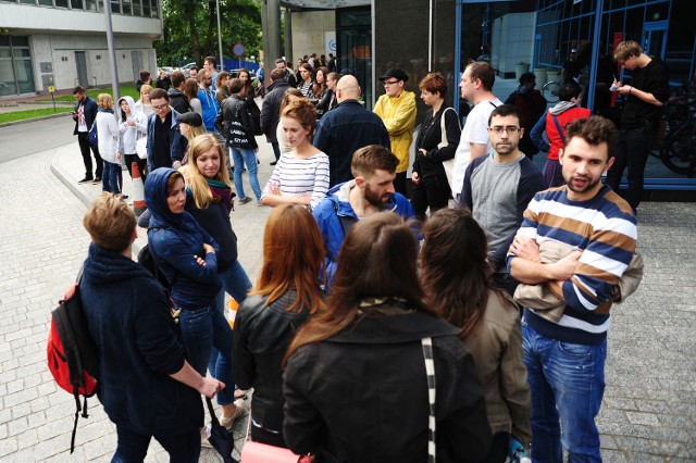 Ponad 50 osób zebrało się wczoraj przed budynkiem firmy, bo formalnie nie czują się zwolnione