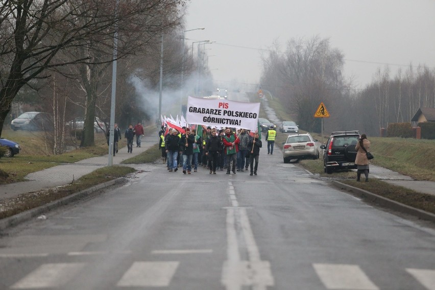 Górnicy kopalni Krupiński w Suszcu blokowali drogę...