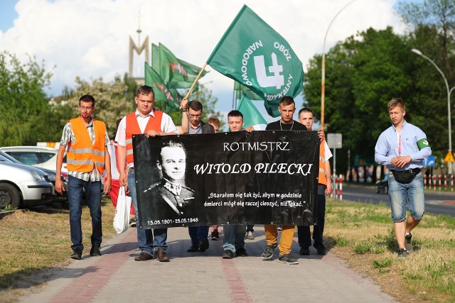 Organizatorzy marszu przeszli od konkatedry przez miasto na cmentarz komunalny pod mauzoleum