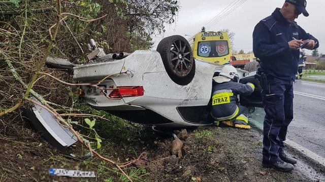 Jak informuje Ochotnicza Straż Pożarna z Koronowa, we wtorek (29 października) około godz. 8.20 rano w Nowym Dworze (gmina Koronowo) doszło do wypadku.Kierowca osobowego auta dachował. W wyniku zdarzenia ucierpiała jedna osoba. Na miejscu pracowali strażacy, policja oraz zespół ratownictwa medycznego.