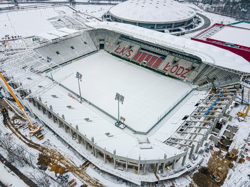 Stadion ŁKS dosłownie biało-czerwono-biały. Piękne, zimowe zdjęcia ŁKS z lotu ptaka