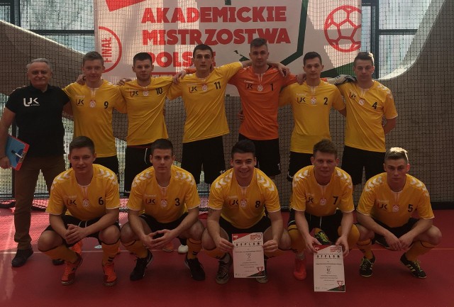 Drużyna UJK Kielce zajęła dziesiąte miejsce w Polsce w futsalu. Na zdjęciu z trenerem Włodzimierzem Sterkowiczem.