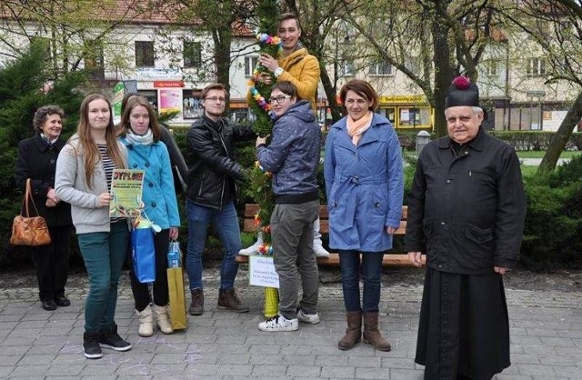 Uczniowie z "Kołłataja" trzymają rekordową palmę, której nie widać. Na zdjęciu również Iwona Senderowska, dyrektor domu kultury w Pińczowie oraz ksiądz Jan Staworzyński.