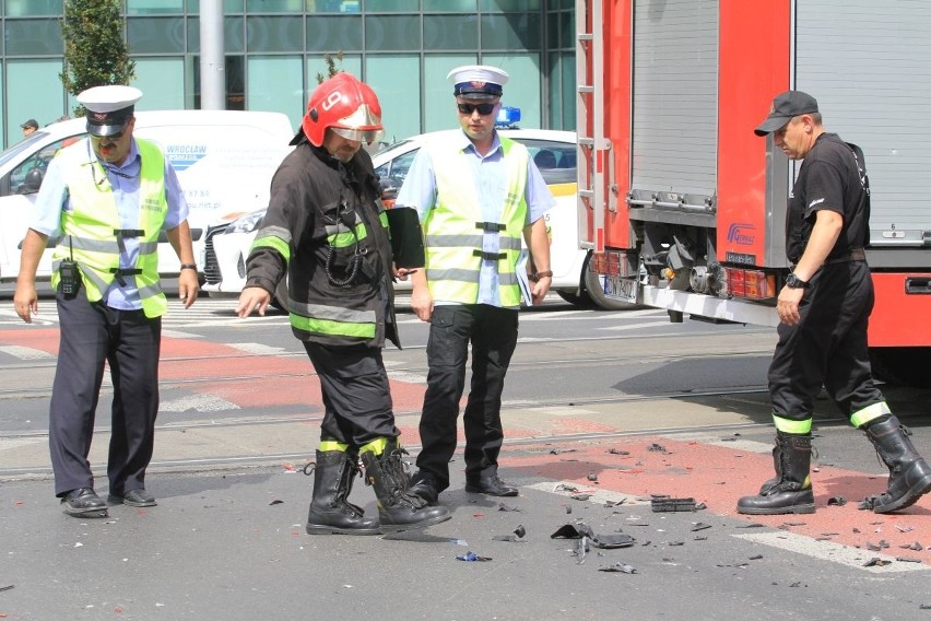 Wypadek przy Wroclavii. Osiem osób rannych, w tym dwie ciężko