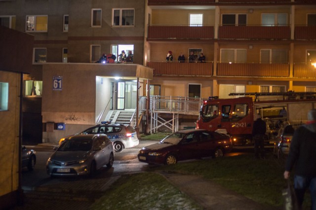 W czwartek, około godz. 17.15, kobieta wypadła z okna wieżowca przy ul. Szczecińskiej 61 w Słupsku. Na razie nie są znane okoliczności tego zdarzenia. Wiadomo tylko, że kobieta trafiła do szpitala. - Na miejsce zadysponowane zostały trzy zastępy PSP i 12 ratowników. Działania strażaków polegały na transporcie poszkodowanej do karetki pogotowania - powiedział Tomasz Ponczkowski, rzecznik komendanta Państwowej Straży Pożarnej w Słupsku. Na miejscu wciąż pracują policjanci i ustalają dokładne przyczyny zajścia. Do tematu wrócimy.