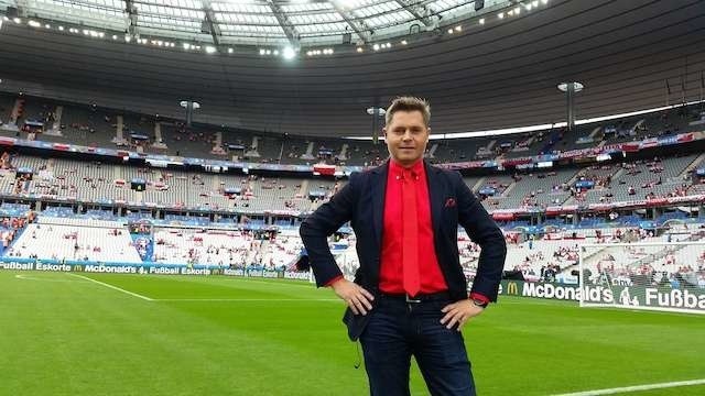 Marcin Feddek, dziennikarz Polsatu w trakcie Euro 2016, na murawie Stade de France przed meczem biało-czerwonych z Niemcami (0:0). Fot. Twitter/Marcin Feddek