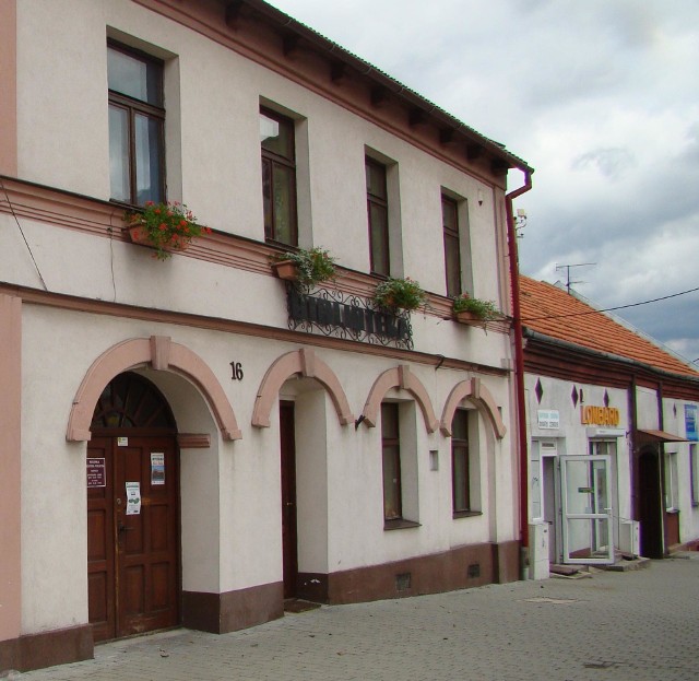Budynek biblioteki należy do najstarszych w Proszowicach