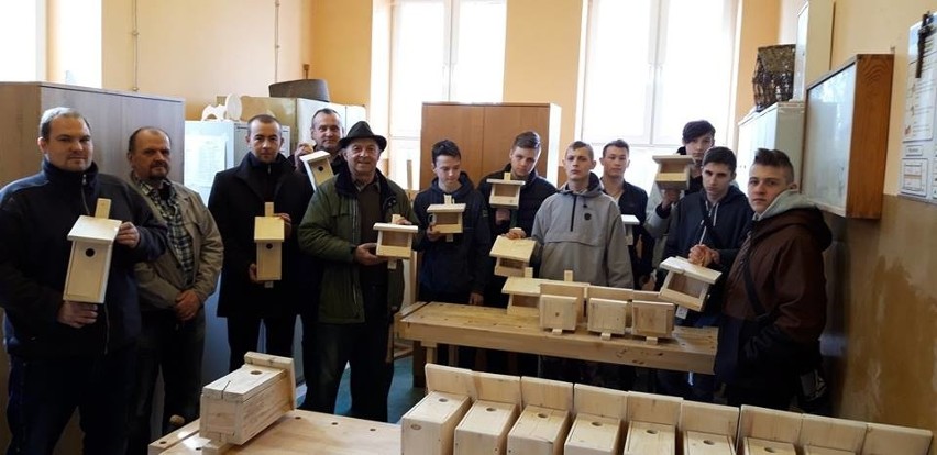 OHP Jaciążek: Uczniowie z OSiW OHP w Jaciążku wybudowali budki lęgowe, które przekazali szkołom. Ale to nie wszystko!