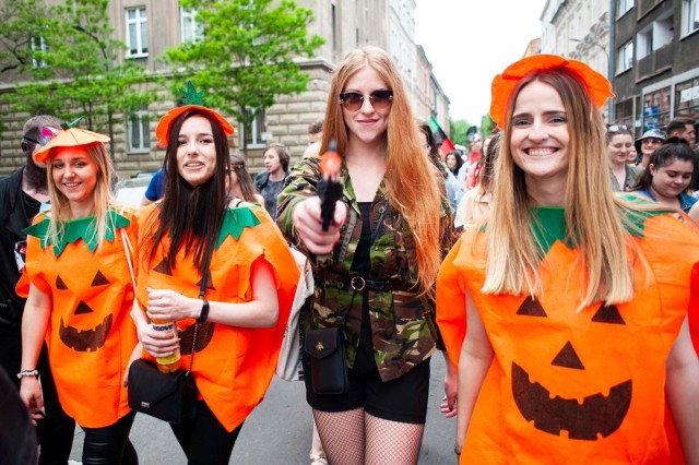 144,4 tys. studentów, w tym 7,9 tys. cudzoziemców, kształciło się na uczelniach w całej Małopolsce w roku akademickim 2021/22. A które uczelnie w naszym regionie mają najwięcej studentów. Oto najnowszy ranking. Jeśli chcesz poznać szczegóły, kliknij w przycisk "zobacz galerię" i przesuwaj zdjęcia w prawo - naciśnij strzałkę lub przycisk NASTĘPNE.